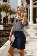 KOMPLET SUKIENKA BASIC Z PRĄŻKOWANEGO MATERIAŁU + BLUZA Z KAPTUREM W PASKI GRANATOWO-BIAŁY