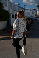 T-SHIRT BAWEŁNIANY O KROJU OVERSIZE W GROCHY BIAŁY